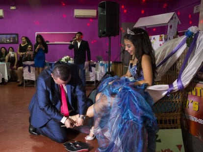 Bernardo Zapata calza a su hija Alejandra en su fiesta de quinceañera en Madrid.