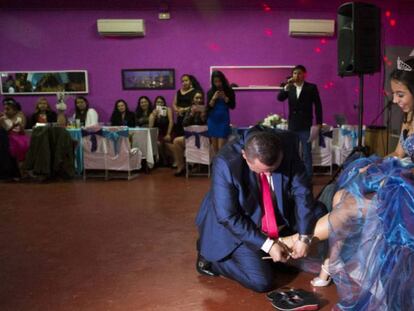 Bernardo Zapata calza a su hija Alejandra en su fiesta de quinceañera en Madrid.