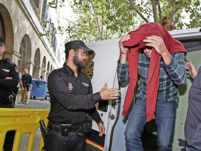 Un policía de Palma detenido, en una imagen de archivo. VÍDEO: El ministro de Interior, Juan Ignacio Zoido, defiende en rueda de prensa al colectivo LGTB.