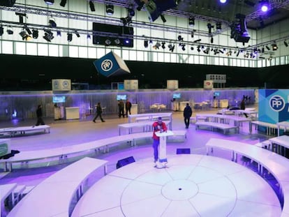En la imagen, preparativos en la Caja Mágica de Madrid para el congreso del PP.