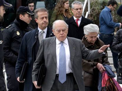 Jordi Pujol (c) junto con su esposa abandonan la Audiencia Nacional en 2016.