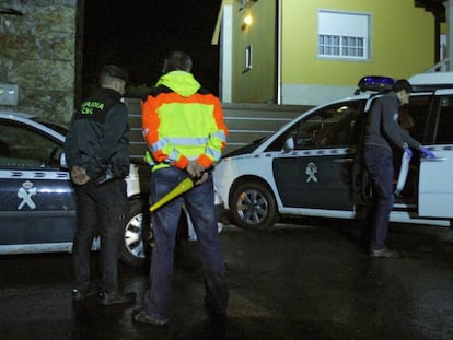 Efectivos policiales y de emergencias en el exterior de la vivienda, en A Estrada.