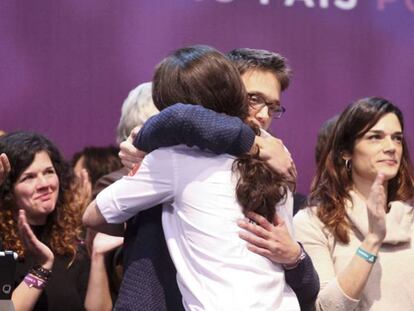 Íñigo Errejón abraza a Pablo Iglesias en la clausura de Vistalegre 2.