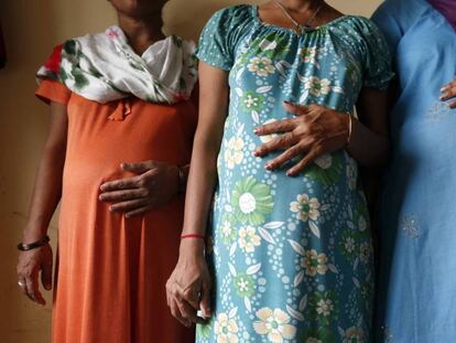 Mujeres que han cedido su cuerpo para gestar el hijo de otra pareja, en India. En el vídeo, declaraciones de grupos feministas y LGTB.