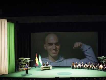 Acto de entrega de las medallas de Andalucía con la imagen de Pablo Ráez al fondo.