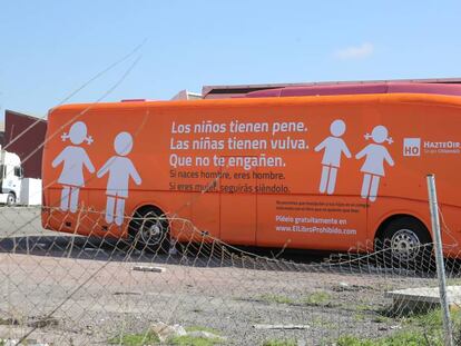 El autobús inmovilizado de Hazteoir, este miércoles.