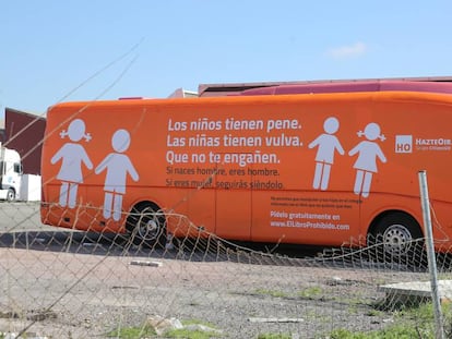 El autobús inmovilizado de Hazteoir, este miércoles.