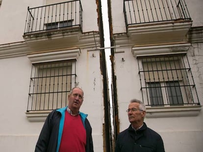 Dos vecinos, ante la enorme grieta entre sus casas en Arcos.