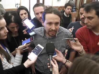 Pablo Iglesias, rodeado de periodistas.