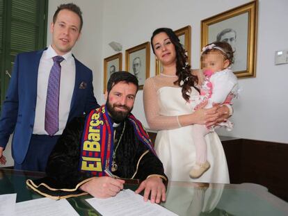 Javier Botella, concejal de levantemos El Puerto, oficia una boda civil.