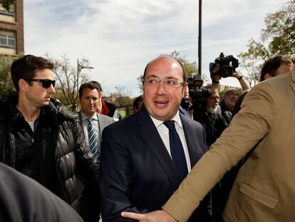 El presidente de Murcia, ayer a la salida del tribunal. En vídeo, sus declaraciones ante la prensa. EDU BOTELLA AFP