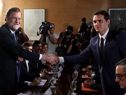 Mariano Rajoy y Albert Rivera posan tras firmar su pacto de investidura. CLAUDIO ÁLVAREZ