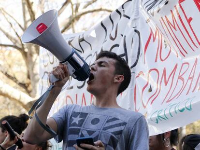 Un estudiante en la manifestación contra la LOMCE en Valencia.