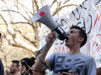 Un estudiante en la manifestación contra la LOMCE en Valencia.