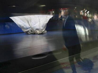 Varios pasajeros pasan junto al monumento homenaje a las víctimas del 11-M.