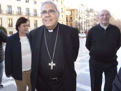 El arzobispo de Granada, Francisco Javier Martínez, a su llegada a la Audiencia de Granada, este viernes.