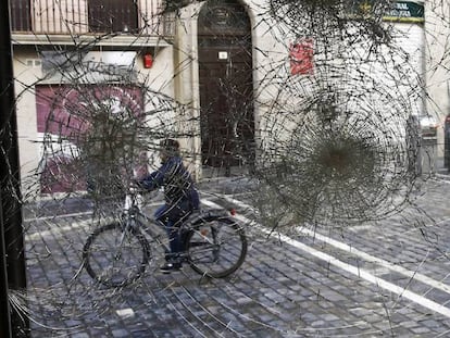 Destrozos en uno de los establecimiento del Casco Viejo de Pamplona tras los disturbios de este fin de semana.