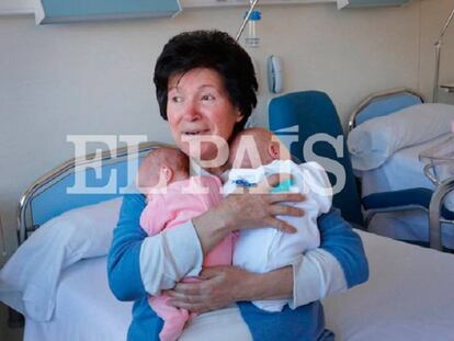 Mauricia Ibáñez, de 64 años de edad con sus dos hijos recién nacidos.