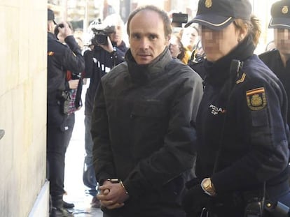 Miguel Angel Muñoz, acusado del asesinato de Denise Pikka, a su llegada a la Audiencia Provincial de León, este lunes.