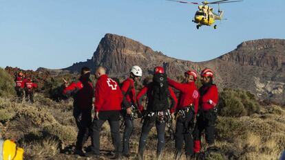 Rescate de los turistas atrapados tras una avería del teleférico del Teide.