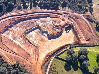 Vista aérea de la construcción de la balsa en una Imagen facilitada por Stop Uranio.