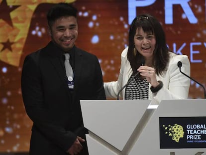 La profesora Maggi MacDonnell subió a recoger el premio con Larry, uno de sus alumnos.