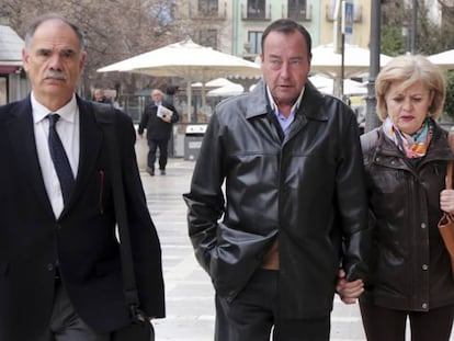 El abogado de la acusación particular y los padres del denunciante del 'caso Romanones'.