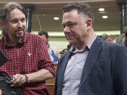 Pablo Iglesias junto a Juan Antonio Delgado en el hemiciclo del Congreso.