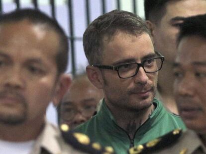 Artur Segarra, en el centro, en un juzgado de Tailandia en mayo de 2016.