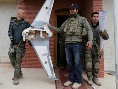 Miembros de las fuerzas especiales de EE UU muestran un dron con explosivos del ISIS.