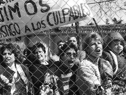Afectados protestan en el lugar donde se celebró la primera sesión del juicio por la colza, en Madrid.