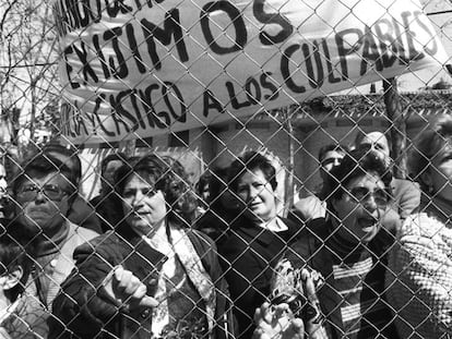 Afectados protestan en el lugar donde se celebró la primera sesión del juicio por la colza, en Madrid.