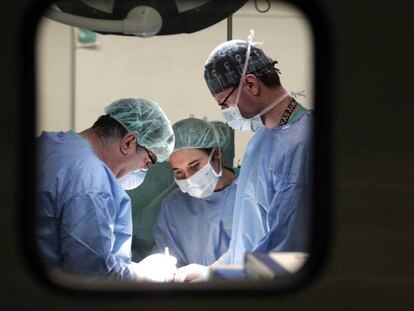 Operación de trasplante de higado, en el hospital de Puerta de Hierro de Majadahonda (Madrid).