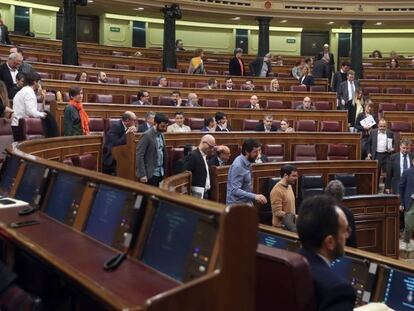 Diputados de Unidos Podemos, ERC, PDC, abandonan el hemiciclo.