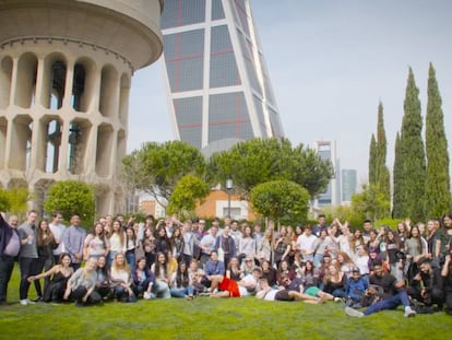 Los alumnos de los dos centros en un parque al norte de Madrid.