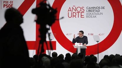 El candidato a dirigir el PSOE, Patxi López, en el Kursaal de San Sebastián.