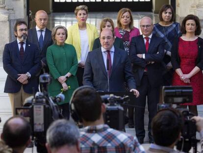 Pedro Antonio Sánchez (c.), anuncia su dimisión rodeado de sus consejeros. En vídeo, cronología de los acontecimientos que han derivado en la dimisión del presidente murciano.