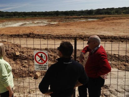 Antiguo encinar ahora talado y excavado para construir la mina de uranio a cielo abierto en Retortillo (Salamanca).