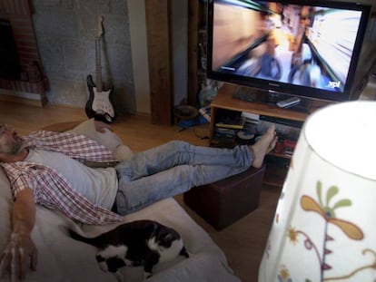 Un espectador dormido frente a la pantalla de televisión.