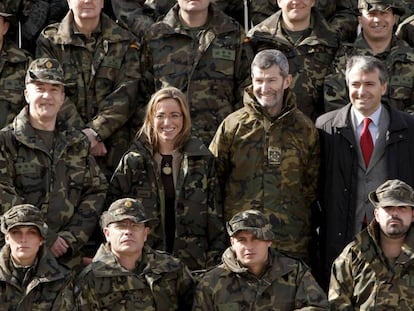Visita de Carme Chacón a la Base España en Kosovo en 2009. Vídeo: reacciones políticas al fallecimiento de Carme Chacón.
