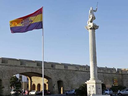 La bandera republicana, izada en la plaza de la Constitución de Cádiz.