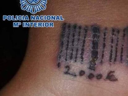 El código de barras y el precio tatuado en la muñeca a una víctima rumana, en 2012. Vídeo: testimonios sobre la trata.