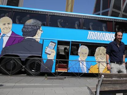 Pablo Iglesias, ante el autobús en Madrid.