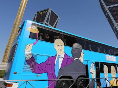 El autobús de Podemos, el pasado lunes, en Madrid. Víctor Sainz. Vídeo: ATLAS