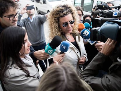 Diana López Pinel, madre de la joven desaparecida, a la entrada de los juzgados.