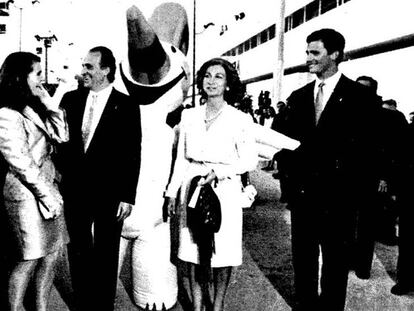 Los reyes Juan Carlos y Sofía junto con sus tres hijos, en la inauguración de la Expo 92.