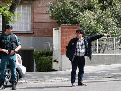 Guardias civiles, delante de la empresa de Subastas Segre, propiedad de la esposa de Ignacio González.