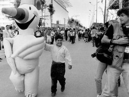 La mascota de la Expo 92, Curro, paseando por la exposición.