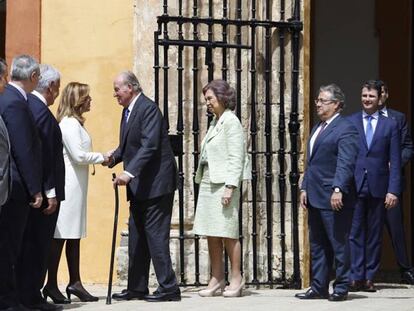El rey Juan Carlos saluda a la presidenta Susana Díaz ante el resto de autoridades.