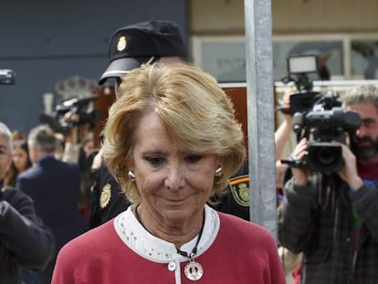 Esperanza Aguirre sale de la Audiencia Nacional tras declarar en el caso Gürtel, instantes después de romper a llorar ante los periodistas.